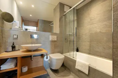 Ein Badezimmer in der Unterkunft Apartment Crown Andermatt-7