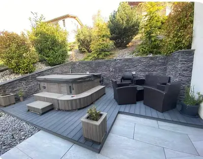 Ein Garten an der Unterkunft Chambres dans villa à 10 minutes de Crans-Montana
