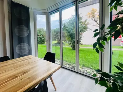 Ein Garten an der Unterkunft Modern 3BR Home