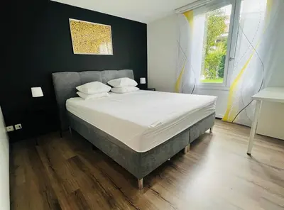 Ein Bett oder Betten in einem Zimmer der Unterkunft Modern 3BR Home