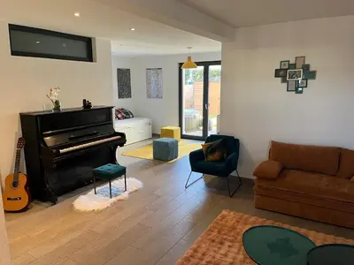 Ein Sitzbereich in der Unterkunft Suite moderne avec jacuzzi