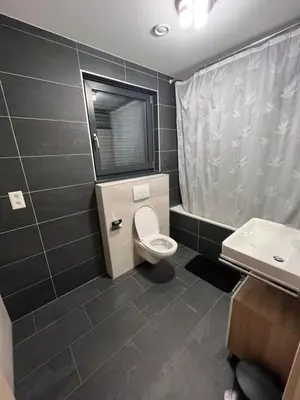 Ein Badezimmer in der Unterkunft Suite moderne avec jacuzzi