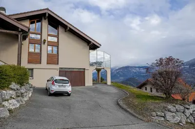 Ein allgemeiner Bergblick oder ein Berglick von der Ferienwohnung aus