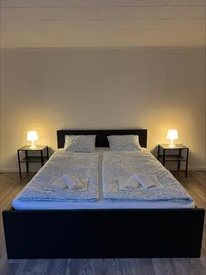 Ein Bett oder Betten in einem Zimmer der Unterkunft zentrale Ferienwohnungen in Frutigen