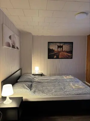 Ein Bett oder Betten in einem Zimmer der Unterkunft zentrale Ferienwohnungen in Frutigen