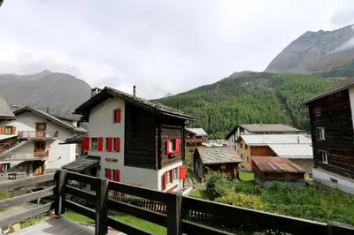 Ein allgemeiner Bergblick oder ein Berglick von des Chalets aus