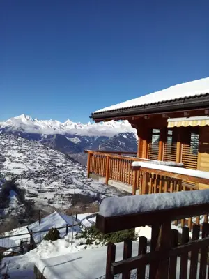 Ein allgemeiner Bergblick oder ein Berglick von des Chalets aus
