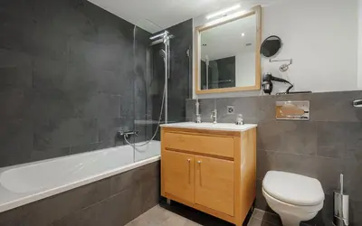 Ein Badezimmer in der Unterkunft Haus Zur Matte by Zermatt Premium Apartments