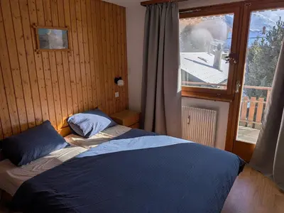 Ein Bett oder Betten in einem Zimmer der Unterkunft Family friendly and sunny apartment in the heart of Saas Grund