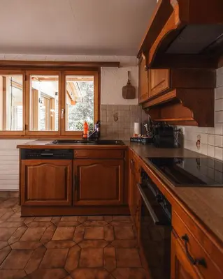 Küche/Küchenzeile in der Unterkunft LaVida Peak Mountain Ski Retreat Frutigen & Adelboden, free parking