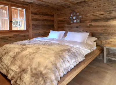 Ein Bett oder Betten in einem Zimmer der Unterkunft Chalet with fireplace and sauna