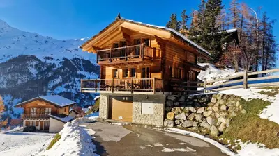 Ein allgemeiner Bergblick oder ein Berglick von des Chalets aus
