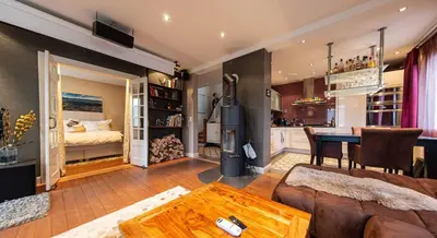 Ein Sitzbereich in der Unterkunft Lake and Mountain View Villa with Whirlpool and Free Parking in Huenibach