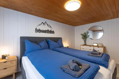 Ein Bett oder Betten in einem Zimmer der Unterkunft Spacious Apt near Brienz with Hot Tub & Parking