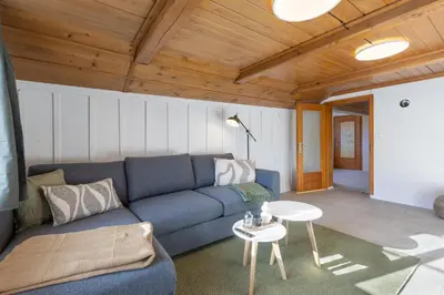 Ein Sitzbereich in der Unterkunft Spacious Apt near Brienz with Hot Tub & Parking