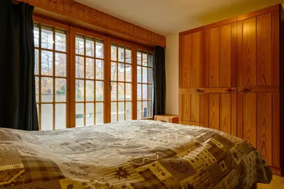 Ein Bett oder Betten in einem Zimmer der Unterkunft Residence Veisivis 72, appartement de charme rénové à La Forclaz, Evolène