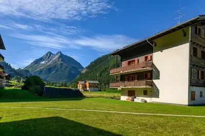 Ein allgemeiner Bergblick oder ein Berglick von der Ferienwohnung aus