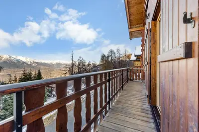Ein allgemeiner Bergblick oder ein Berglick von des Chalets aus