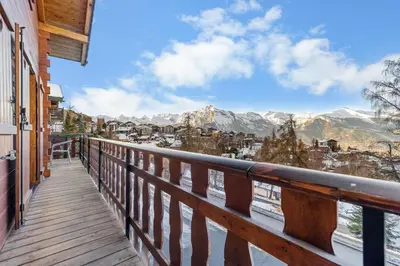 Ein allgemeiner Bergblick oder ein Berglick von des Chalets aus
