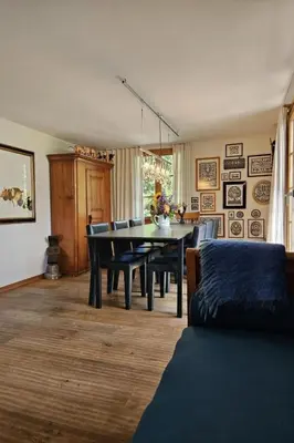 Ein Sitzbereich in der Unterkunft Holiday Home Chalet Tannegüetli by Interhome