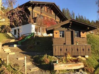 Das Gebäude in dem sich das Ferienhaus befindet