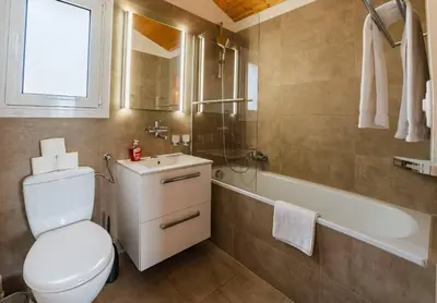 Ein Badezimmer in der Unterkunft Chalet Flora Mountain view with Private Garden