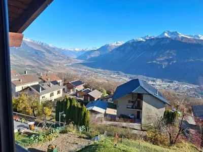 Ein allgemeiner Bergblick oder ein Berglick von der Ferienwohnung aus