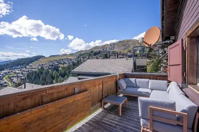 Ein allgemeiner Bergblick oder ein Berglick von des Chalets aus