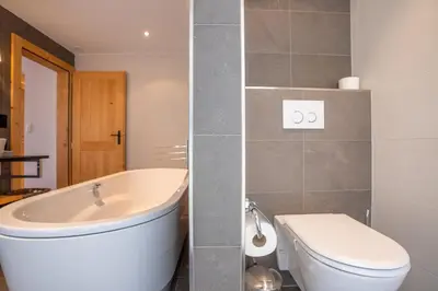 Ein Badezimmer in der Unterkunft Royal A 40012