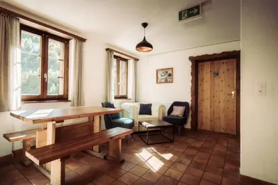 Ein Sitzbereich in der Unterkunft Grünsee Mountain Lodge