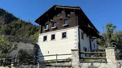Das Gebäude in dem sich das Ferienhaus befindet