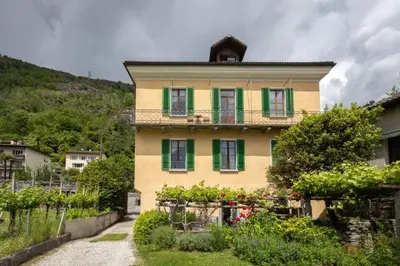 Ein allgemeiner Bergblick oder ein Berglick von des Bed & Breakfasts aus