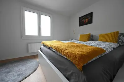 Ein Bett oder Betten in einem Zimmer der Unterkunft Sunny Renovated Alpine Apartment by Interlaken