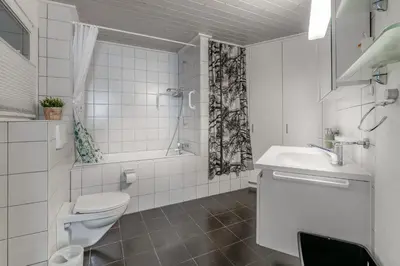 Ein Badezimmer in der Unterkunft Lake & Mountain View Apartment near Faulensee Balcony BBQ & Free Parking
