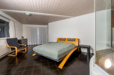 Ein Bett oder Betten in einem Zimmer der Unterkunft Lake & Mountain View Apartment near Faulensee Balcony BBQ & Free Parking