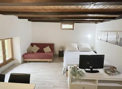 Ein Sitzbereich in der Unterkunft Le Studio du Rhône