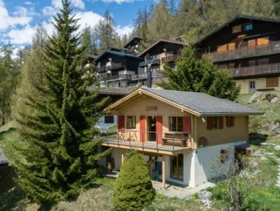 Das Gebäude in dem sich das Ferienhaus befindet