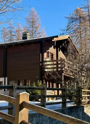 Das Gebäude in dem sich das Ferienhaus befindet