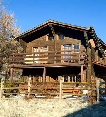 Das Gebäude in dem sich das Ferienhaus befindet