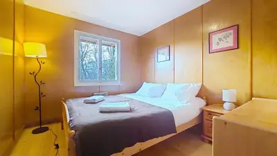 Ein Bett oder Betten in einem Zimmer der Unterkunft Chalet Bambi, spacieux, jardin, cheminée, kids & pets friendly