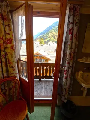 Ein allgemeiner Bergblick oder ein Berglick von der Lodge aus