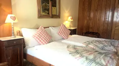 Ein Bett oder Betten in einem Zimmer der Unterkunft Edelweiss Lodge
