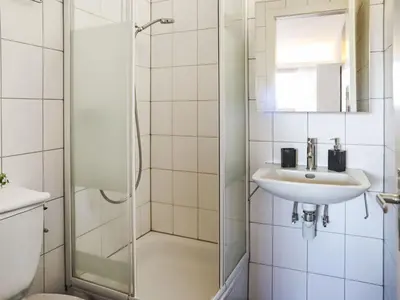 Ein Badezimmer in der Unterkunft Apartment Rosablanche D44 by Interhome
