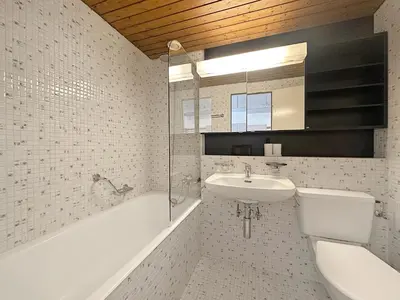 Ein Badezimmer in der Unterkunft Alpine Club Retreat, Central Studio, Pool and View