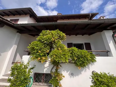 Das Gebäude in dem sich das Ferienhaus befindet