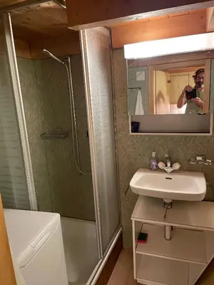 Ein Badezimmer in der Unterkunft Lake view Chalet , Drligen