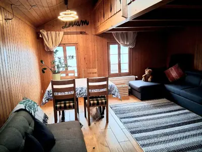 Ein Sitzbereich in der Unterkunft Lake view Chalet , Drligen