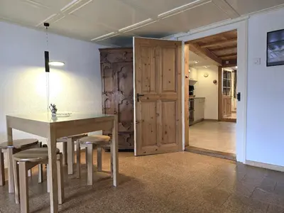 Küche/Küchenzeile in der Unterkunft Heimatkunst 02, klassisches Walliser Chalet, teilrenoviert, zentral