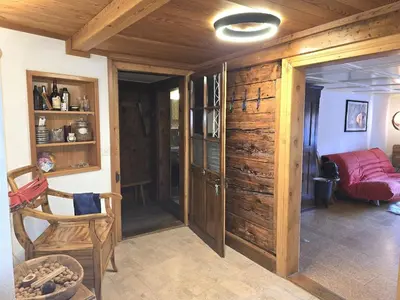 Ein Sitzbereich in der Unterkunft Heimatkunst 02, klassisches Walliser Chalet, teilrenoviert, zentral