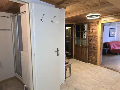 Ein Bett oder Betten in einem Zimmer der Unterkunft Heimatkunst 02, klassisches Walliser Chalet, teilrenoviert, zentral